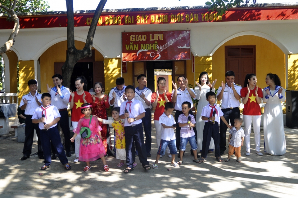 doan cong tac so 10 tham quan dao truong sa va nha dan dk1