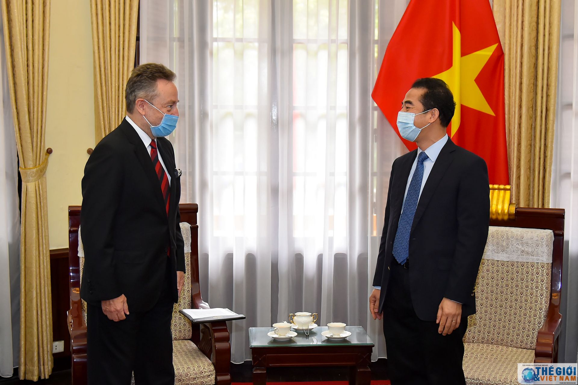 thu truong ngoai giao to anh dung tiep dai su czech trao doi cong tac phong chong covid 19