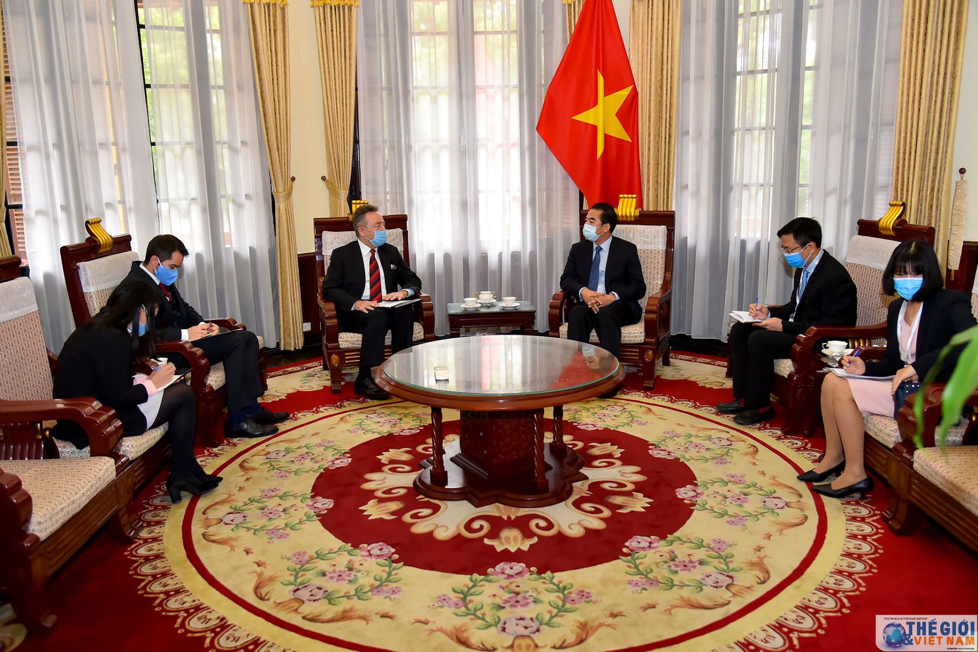 thu truong ngoai giao to anh dung tiep dai su czech trao doi cong tac phong chong covid 19