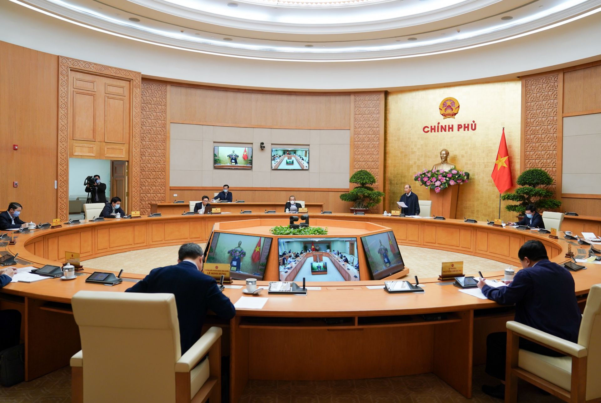 Thủ tướng yêu cầu làm nhanh gói hỗ trợ người dân gặp khó khăn do đại dịch Covid-19 Thủ tướng yêu cầu làm nhanh gói hỗ trợ người dân gặp khó khăn do đại dịch Covid-19