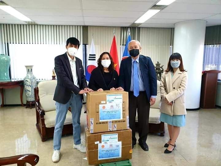 Covid-19: Trao tặng khẩu trang cho cộng đồng người Việt tại Hàn Quốc