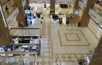 Trung tâm thương mại vắng khách như đang... cách ly xã hội do Covid-19