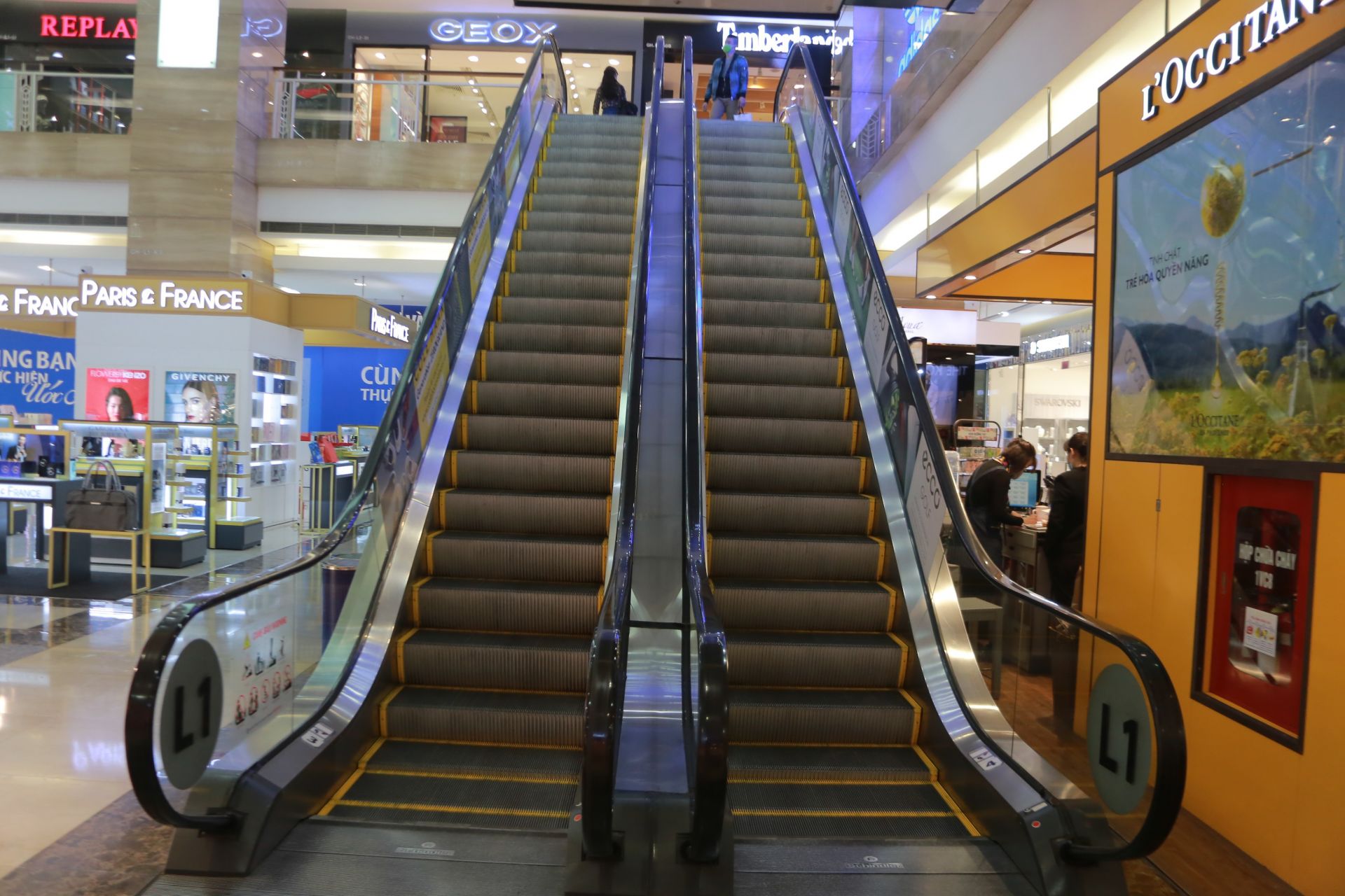 trung tam thuong mai vang khach nhu dang cach ly xa hoi do covid 19