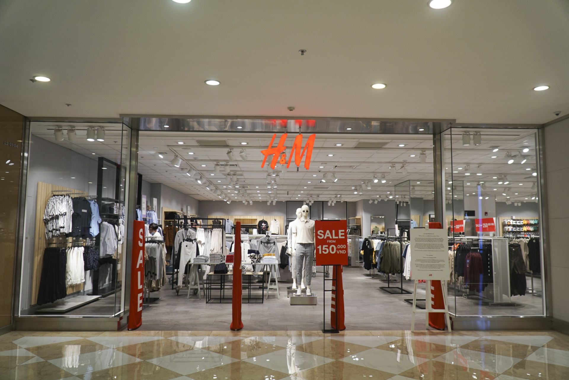 trung tam thuong mai vang khach nhu dang cach ly xa hoi do covid 19