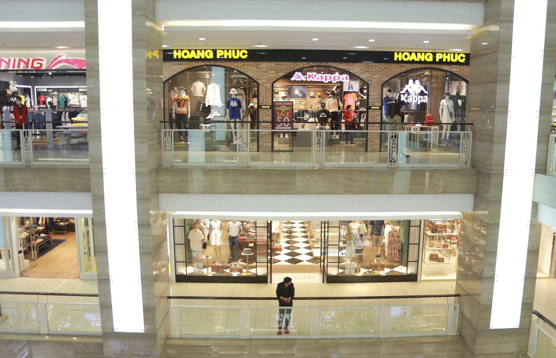 trung tam thuong mai vang khach nhu dang cach ly xa hoi do covid 19