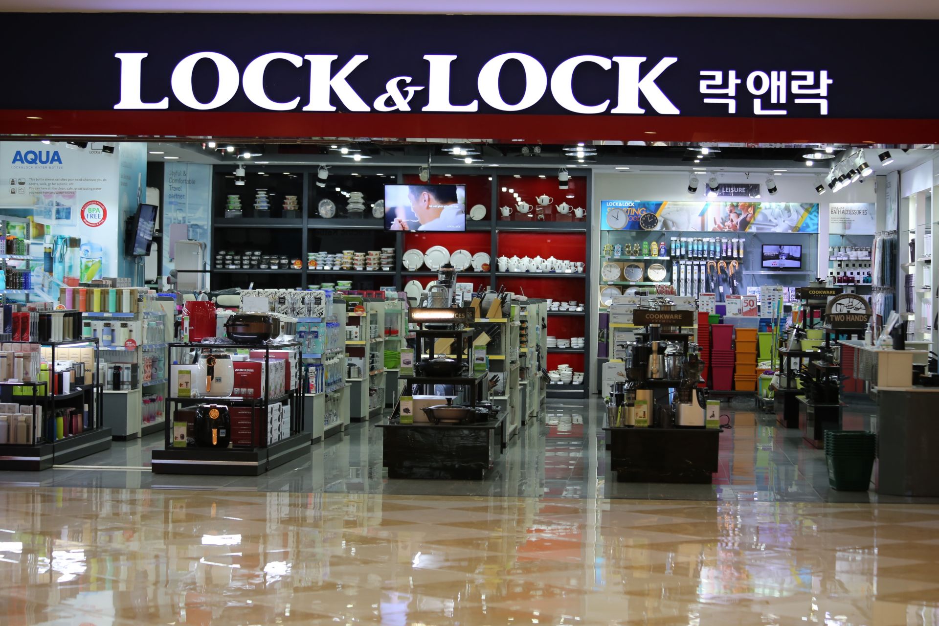 trung tam thuong mai vang khach nhu dang cach ly xa hoi do covid 19