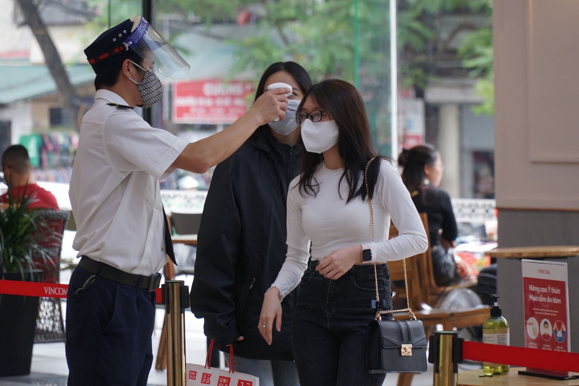 trung tam thuong mai vang khach nhu dang cach ly xa hoi do covid 19