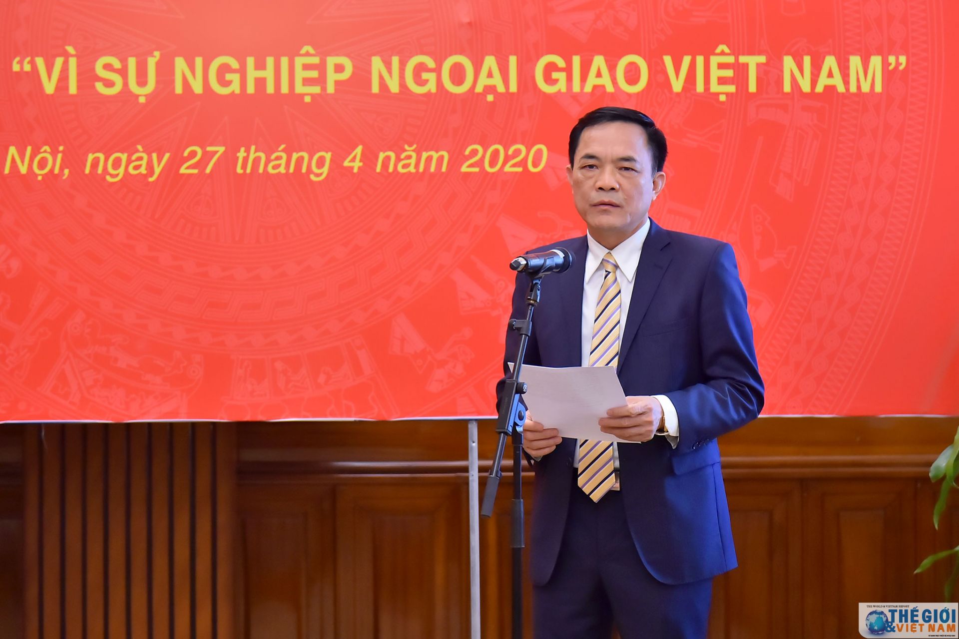 bo ngoai giao trao ky niem chuong cho lanh dao ban co yeu chinh phu