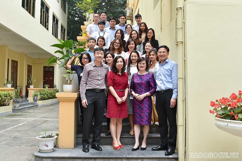 Ngày 1/4, Đại sứ Nguyễn Nguyệt Nga chia sẻ kinh nghiệm công tác thông tin báo chí và biên phiên dịch trong thời kỳ mới. (Ảnh: Tuấn Anh) Đại sứ Nguyễn Nguyệt Nga: Ngoại giao thời đại số đề cao bản lĩnh, tính chủ động, sáng tạo, đa năng và chuyên nghiệp