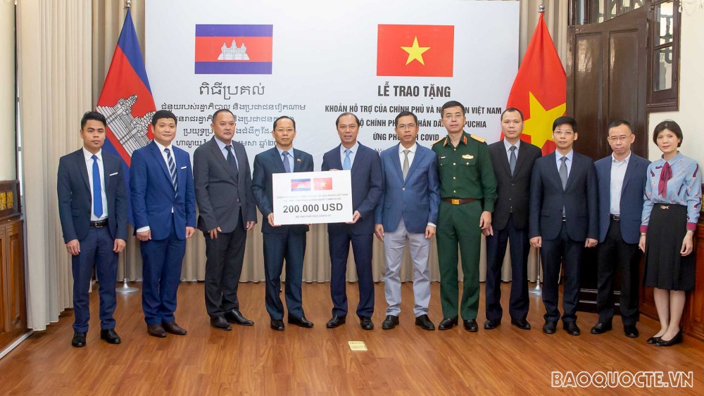Việt Nam trao tặng khoản hỗ trợ Campuchia ứng phó dịch Covid-19