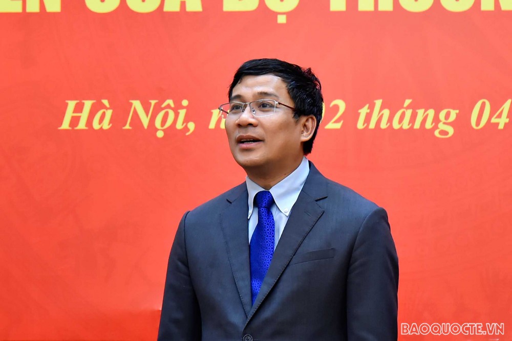 Thứ trưởng Ngoại giao Nguyễn Minh Vũ trao tặng Bằng khen của Bộ trưởng Ngoại giao cho các tập thể và cá nhân