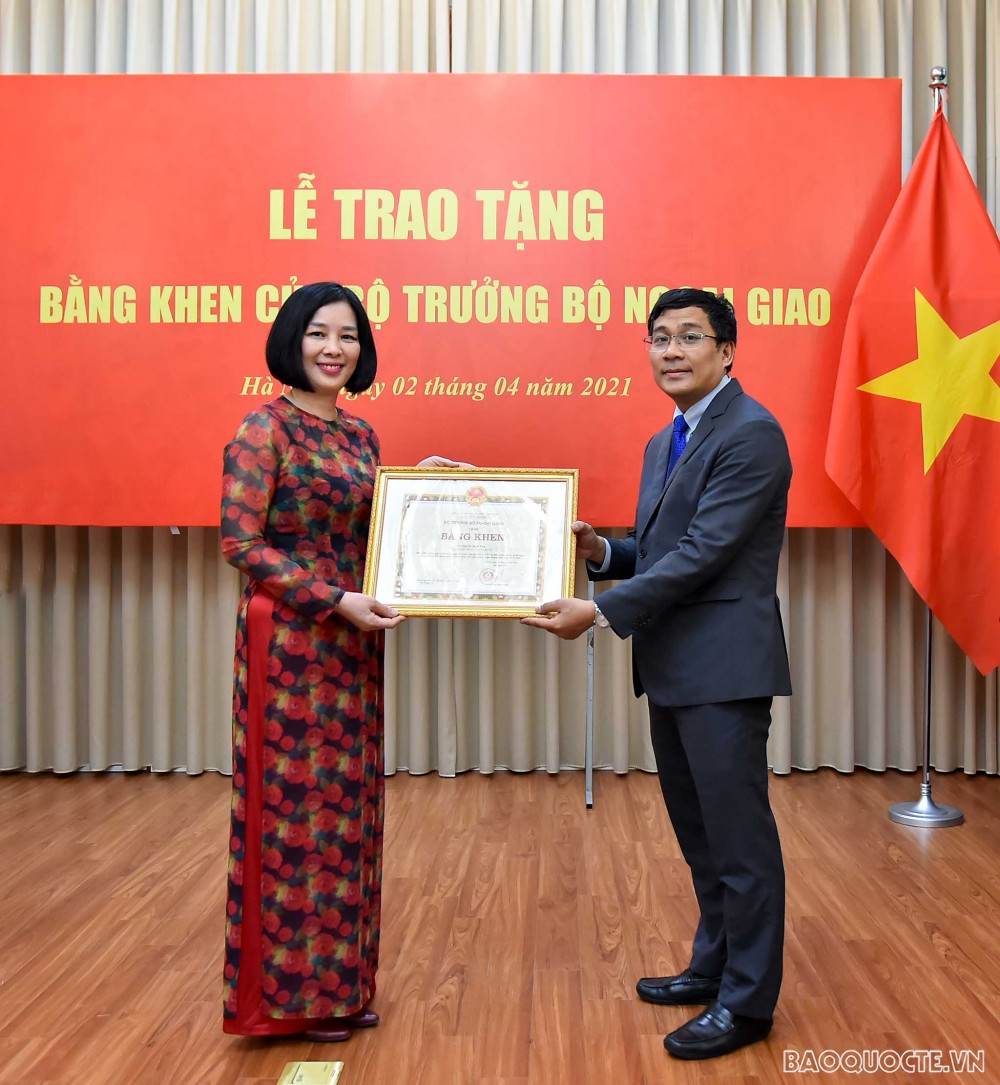 Thứ trưởng Ngoại giao Nguyễn Minh Vũ trao Bằng khen của Bộ trưởng Ngoại giao cho bà Nguyễn Hoài Thu, Chuyên viên chính Cục Ngoại vụ.