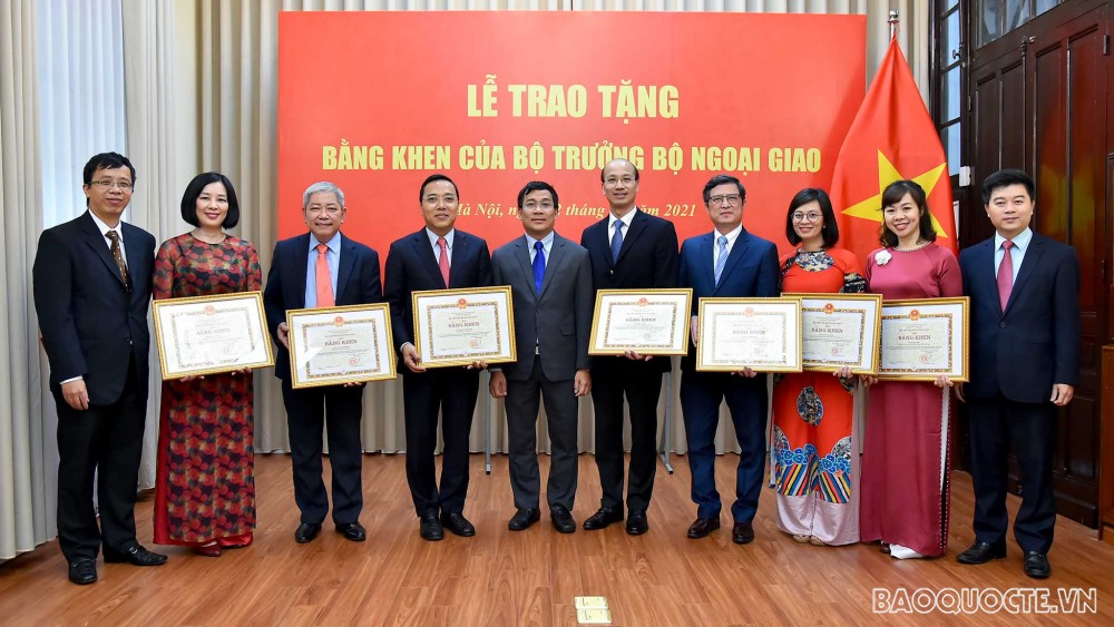 Thứ trưởng Ngoại giao Nguyễn Minh Vũ trao tặng Bằng khen của Bộ trưởng Ngoại giao cho các tập thể và cá nhân. (Ảnh: Tuấn Anh)