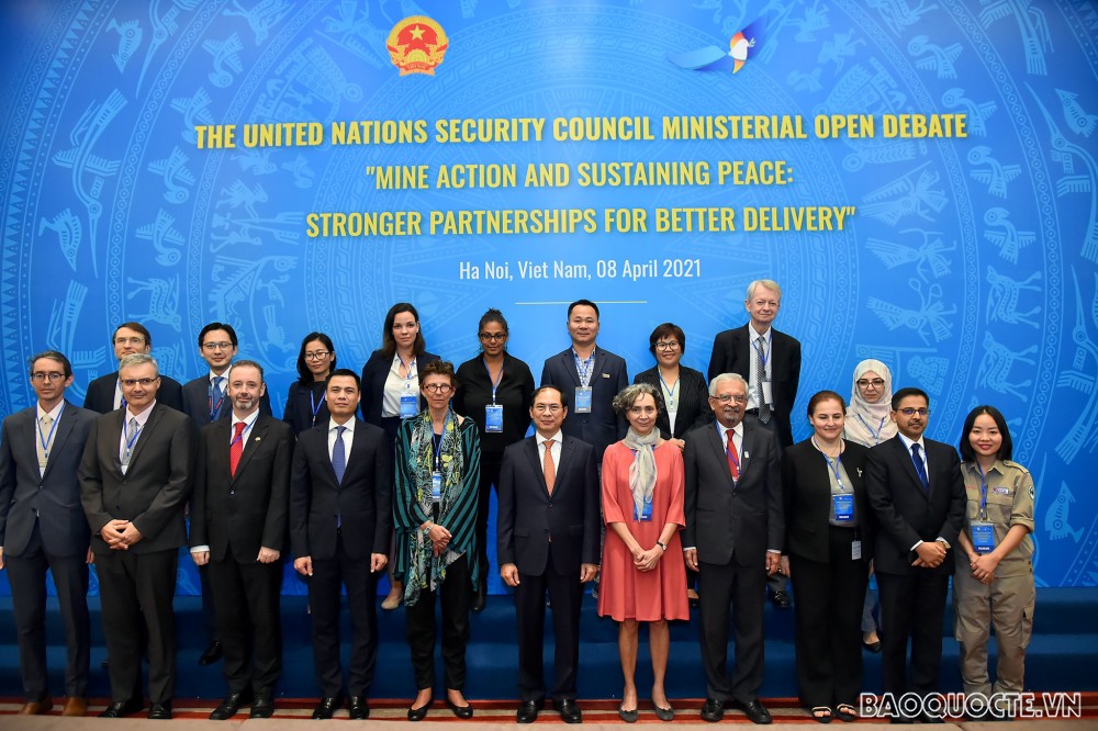 Bộ trưởng Ngoại giao Bùi Thanh Sơn chụp ảnh cùng các đại biểu tham dự Phiên Thảo luận mở cấp Bộ trưởng của HĐBA về chủ đề “Khắc phục hậu quả bom mìn và duy trì hòa bình bền vững: Tăng cường gắn kết để hành động hiệu quả hơn” ngày 8/4 tại Hà Nội. (Ảnh: Tuấ