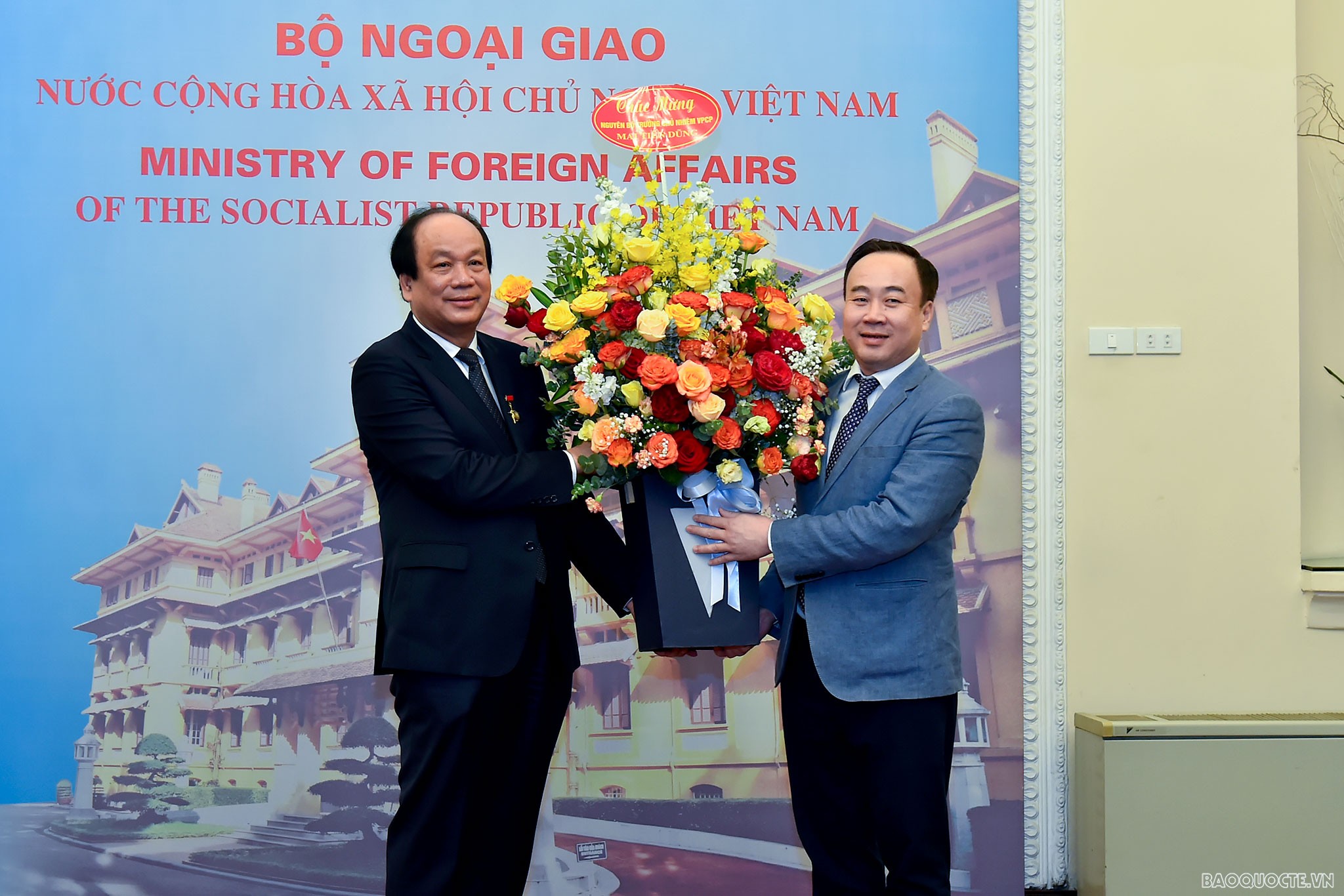 Bộ Ngoại giao trao Kỷ niệm chương Vì sự nghiệp Ngoại giao Việt Nam cho ông Mai Tiến Dũng Bộ Ngoại giao trao Kỷ niệm chương Vì sự nghiệp Ngoại giao Việt Nam cho ông Mai Tiến Dũng