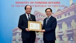 Bộ Ngoại giao trao Kỷ niệm chương Vì sự nghiệp Ngoại giao Việt Nam cho ông Mai Tiến Dũng