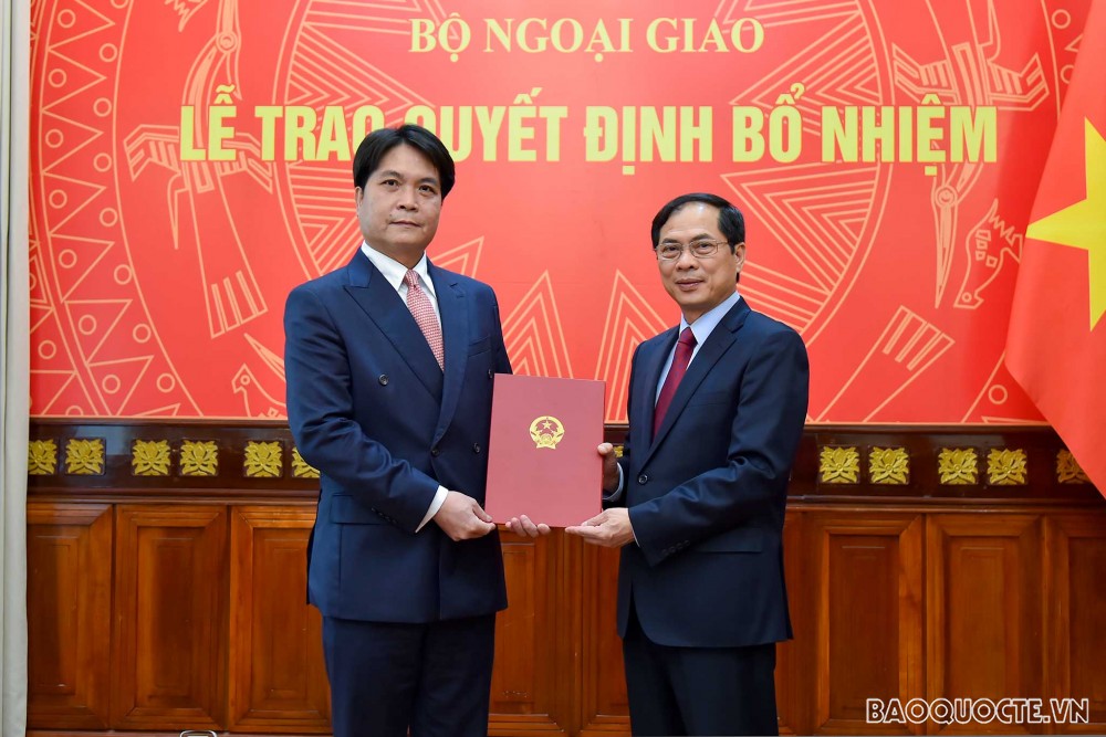 Tại buổi lễ, Ủy viên Trung ương Đảng, Bộ trưởng Ngoại giao Bùi Thanh Sơn đã trao quyết định bổ nhiệm ông Nguyễn Việt Dũng, Vụ trưởng, Phó Trưởng ban Ban thư ký ASEAN Quốc gia 2020, giữ chức Cục trưởng Cục Lễ tân Nhà nước.