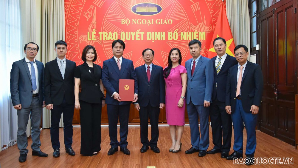 Tham dự buổi lễ trao quyết định còn có thủ trưởng các đơn vị có liên quan của Bộ Ngoại giao.