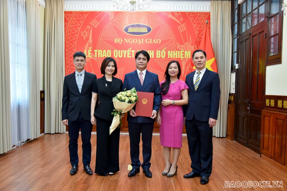 Cảm ơn lời căn dặn của Bộ trưởng Ngoại giao Bùi Thanh Sơn, ông Nguyễn Việt Dũng khẳng định sẽ nỗ lực hết sức mình, phát huy năng lực để hoàn thành tốt nhiệm vụ được Bộ trưởng và tập thể Lãnh đạo Bộ giao phó, đóng góp vào thành công chung của công tác đối ngoại đất nước.