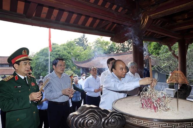 Chủ tịch nước Nguyễn Xuân Phúc dâng hương tại Đền thờ Đức Quốc tổ Lạc Long Quân. (Nguồn: TTXVN)