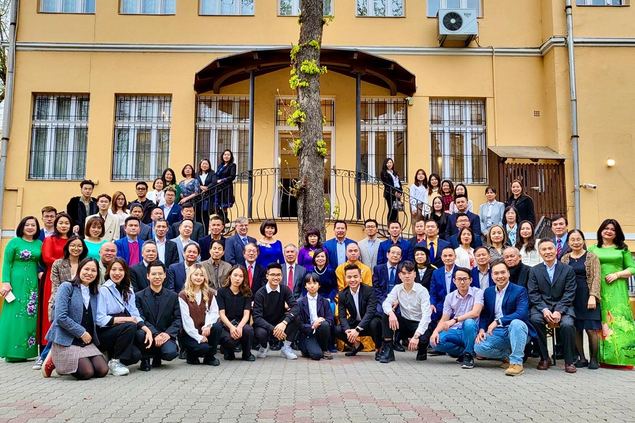 Các đại biểu chụp ảnh lưu niệm trước tòa nhà Văn phòng Đại sứ quán.