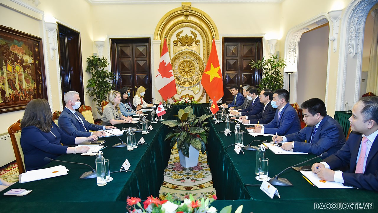 Bộ trưởng Ngoại giao Bùi Thanh Sơn đón và hội đàm với Bộ trưởng Ngoại giao Canada Mélanie Joly