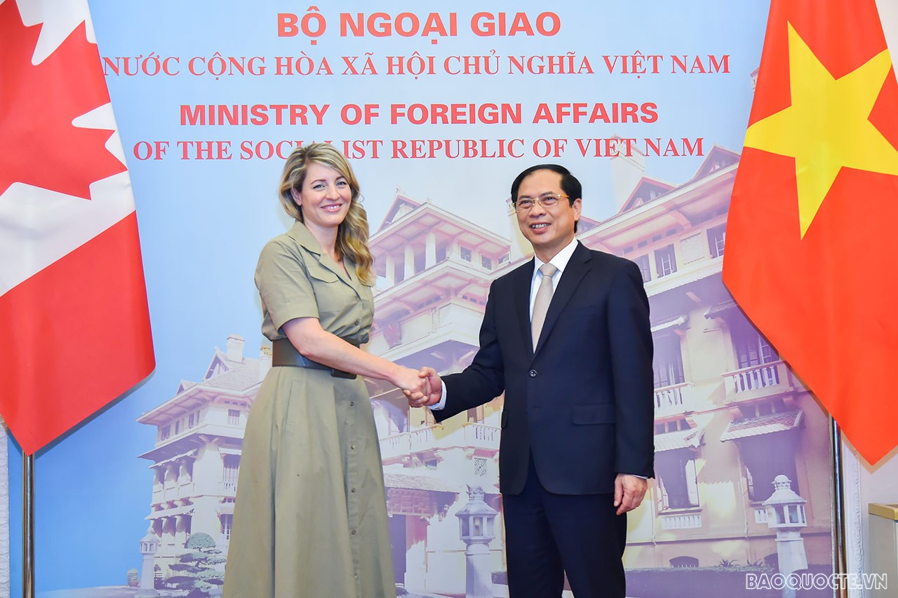 Trước đó, vào tối 22/3/2022, Bộ trưởng Ngoại giao Bùi Thanh Sơn đã điện đàm với Bộ trưởng Ngoại giao Canada Mélanie Joly.