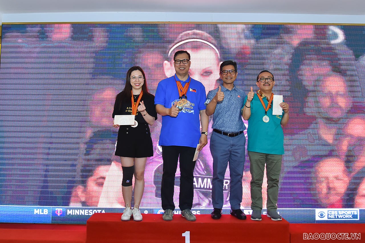 Đại sứ Brunei tại Việt Nam Pengiran Haji Sahari bin Pengiran Haji Salleh trao giải cho các vận động viên đoạt giải nội dung thi đấu đơn