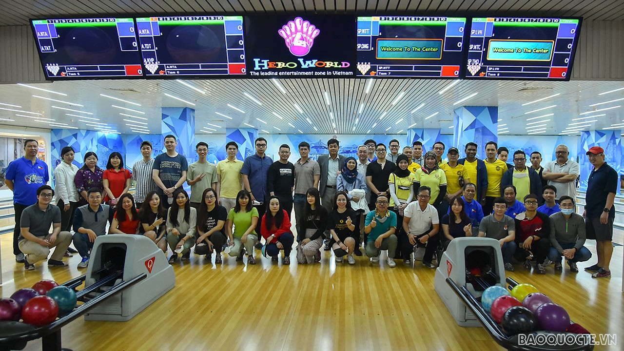 Trong không khí giao lưu thân mật sau thời gian thi đấu, cán bộ và thành viên gia đình Đại sứ quán các nước ASEAN tham gia giải bowling đều hân hoan, vui vẻ và mong đợi nhiều sự kiện giao lưu được tổ chức trong thời gian tới.