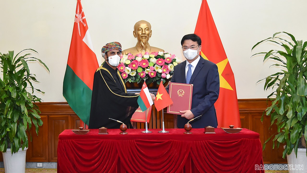 Việt Nam-Oman ký Hiệp định miễn thị thực cho người mang hộ chiếu ngoại giao, hộ chiếu đặc biệt và hộ chiếu công vụ