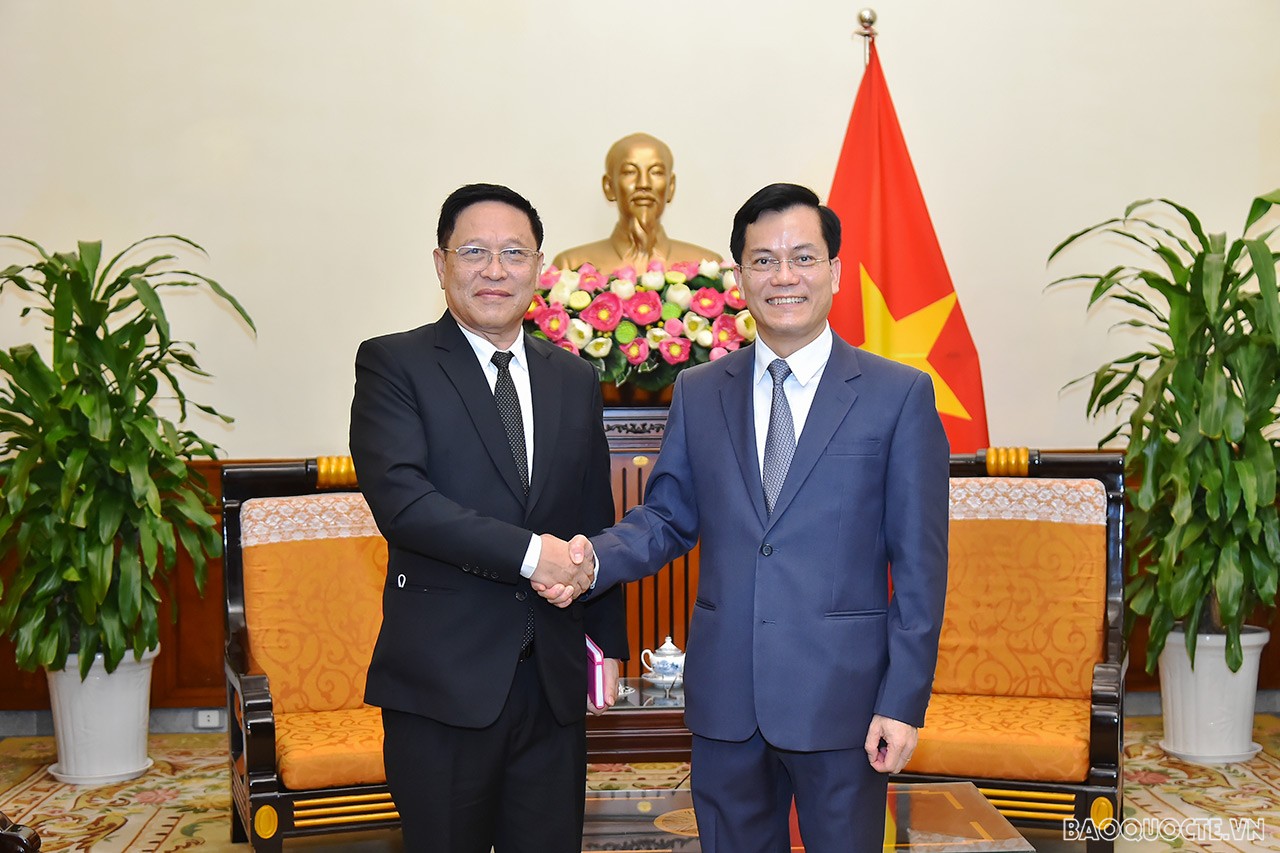 Thứ trưởng Ngoại giao Hà Kim Ngọc tiếp Tổng Lãnh sự Lào tại Đà Nẵng chào từ biệt