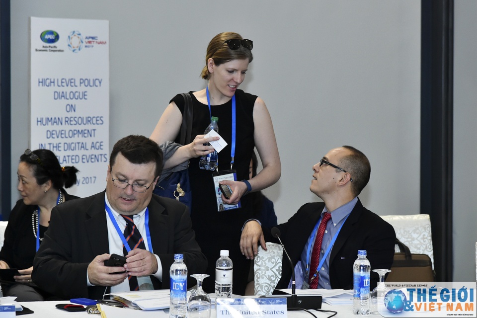 toan canh ngay lam viec thu sau som 2 qua anh