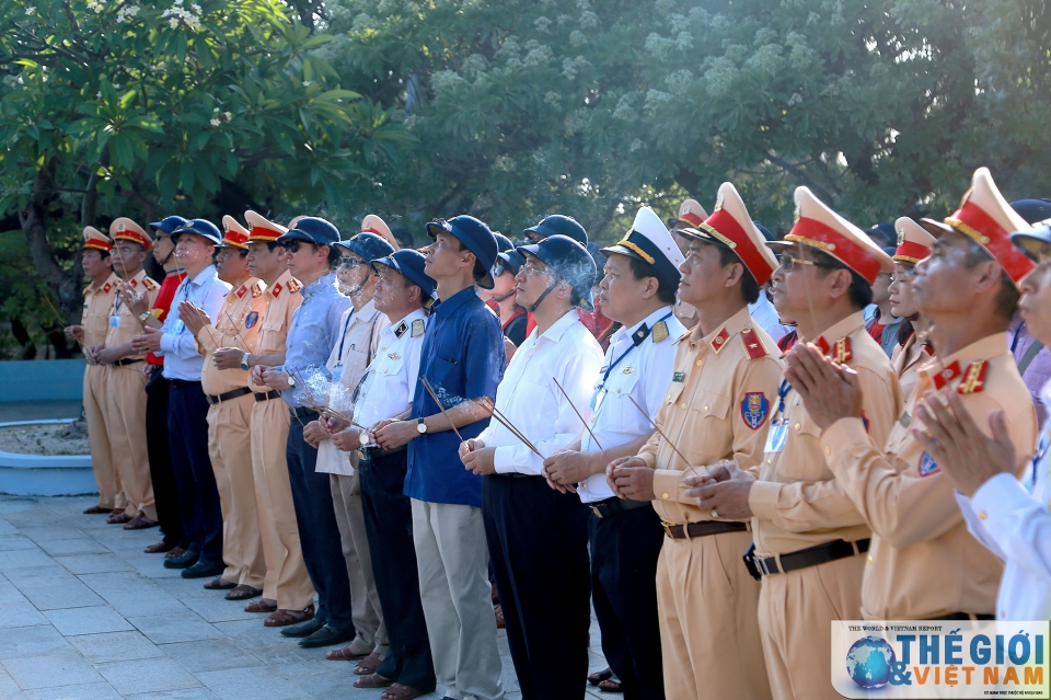 kieu bao va dai bieu doan cong tac so 10 tri an chien sy dong bao o truong sa
