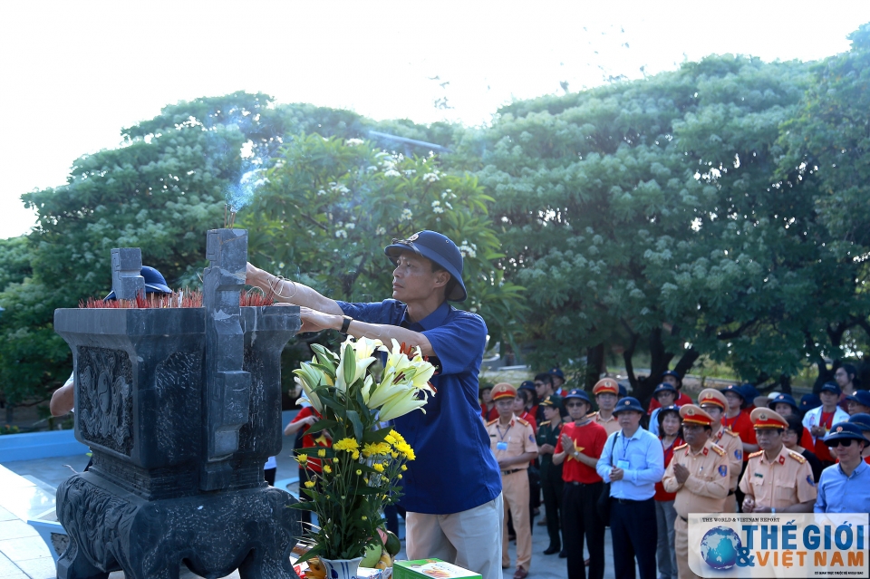 kieu bao va dai bieu doan cong tac so 10 tri an chien sy dong bao o truong sa