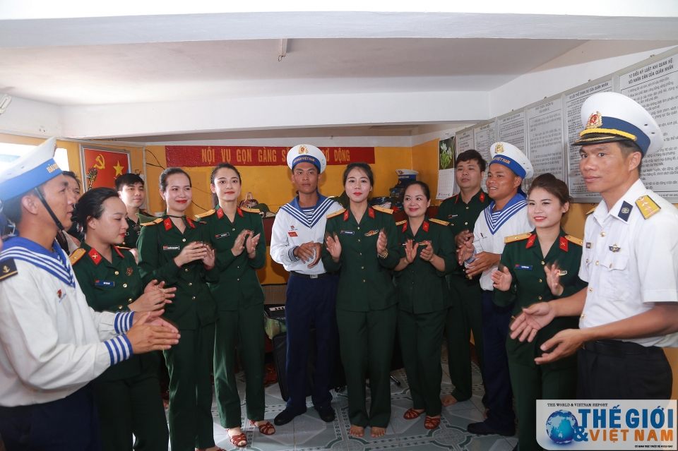 kieu bao va dai bieu doan cong tac so 10 tri an chien sy dong bao o truong sa