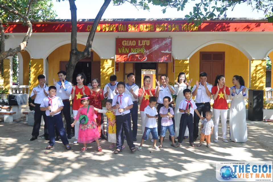 kieu bao va dai bieu doan cong tac so 10 tri an chien sy dong bao o truong sa