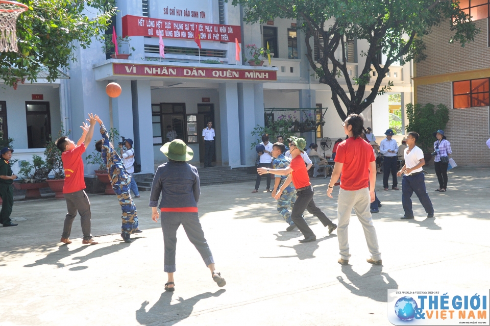 kieu bao va dai bieu doan cong tac so 10 tri an chien sy dong bao o truong sa