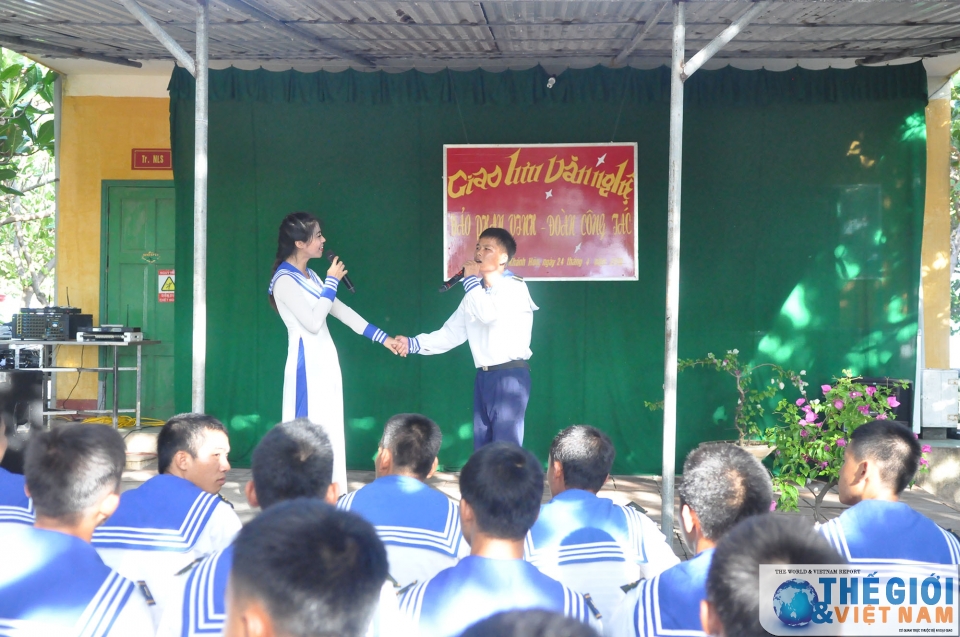 kieu bao va dai bieu doan cong tac so 10 tri an chien sy dong bao o truong sa