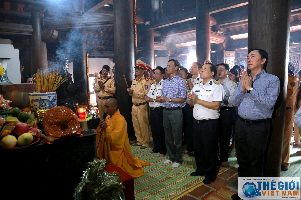 kieu bao va dai bieu doan cong tac so 10 tri an chien sy dong bao o truong sa