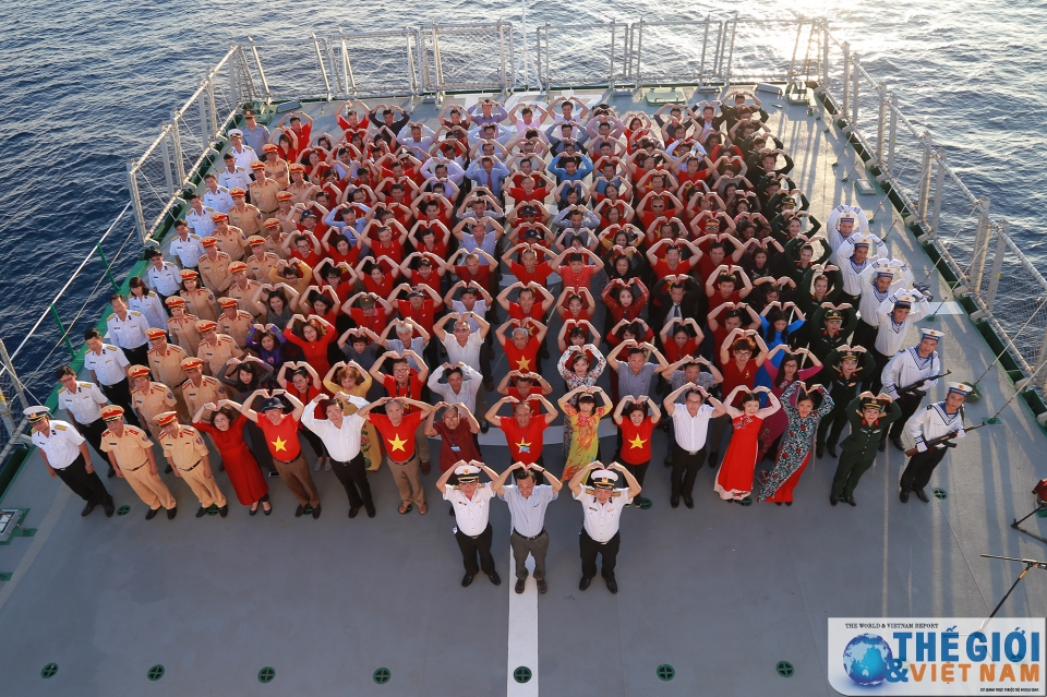 kieu bao va dai bieu doan cong tac so 10 tri an chien sy dong bao o truong sa