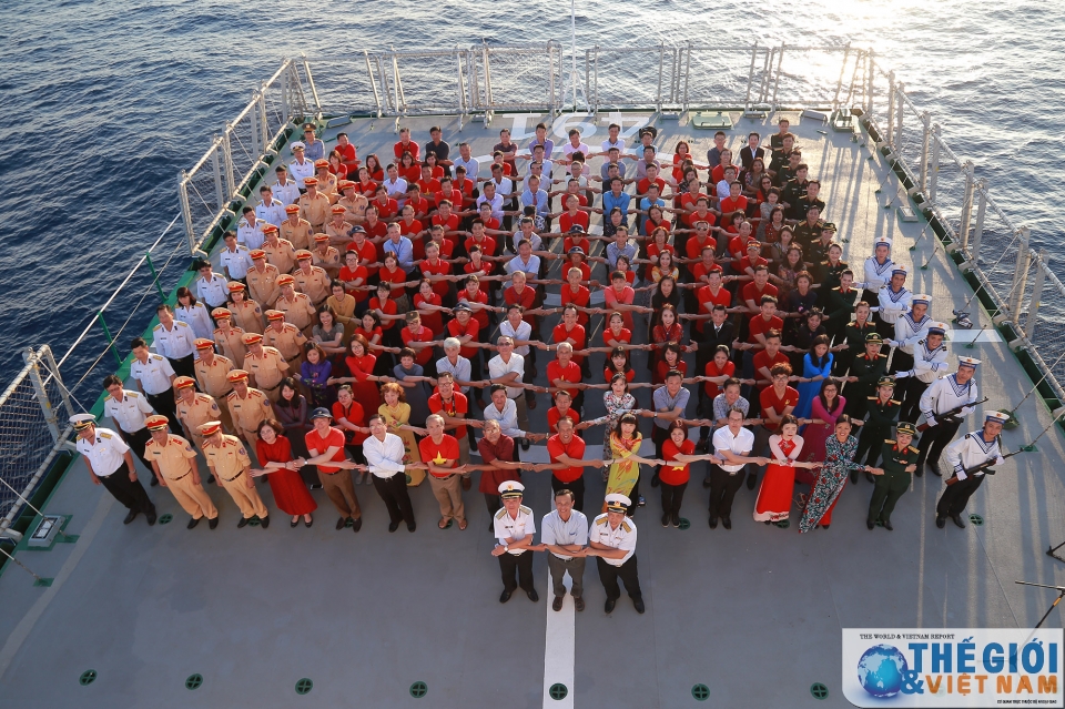 kieu bao va dai bieu doan cong tac so 10 tri an chien sy dong bao o truong sa