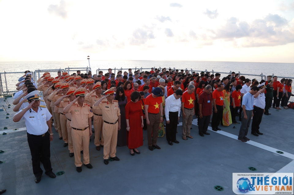 kieu bao va dai bieu doan cong tac so 10 tri an chien sy dong bao o truong sa