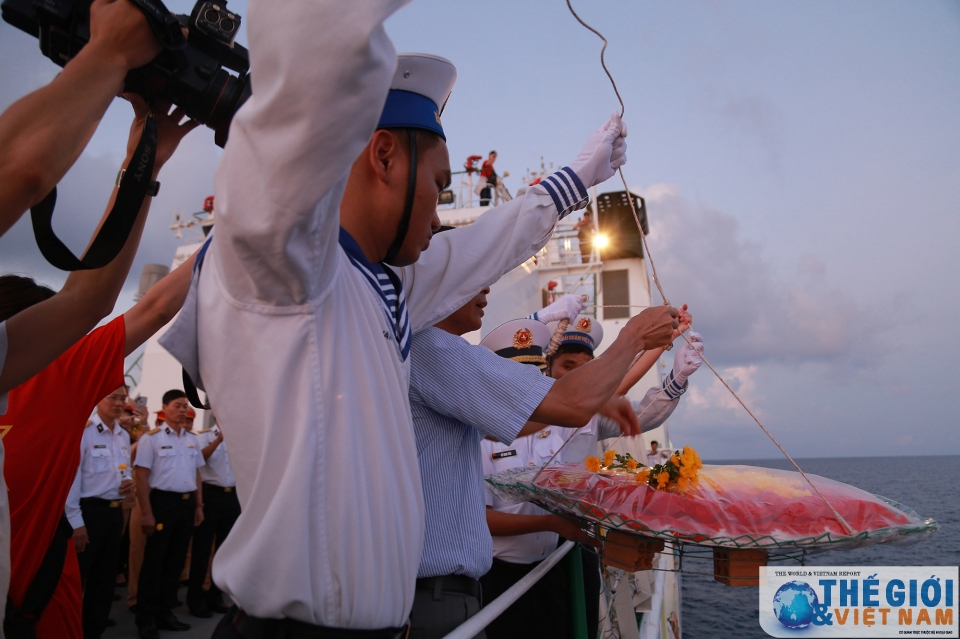 kieu bao va dai bieu doan cong tac so 10 tri an chien sy dong bao o truong sa