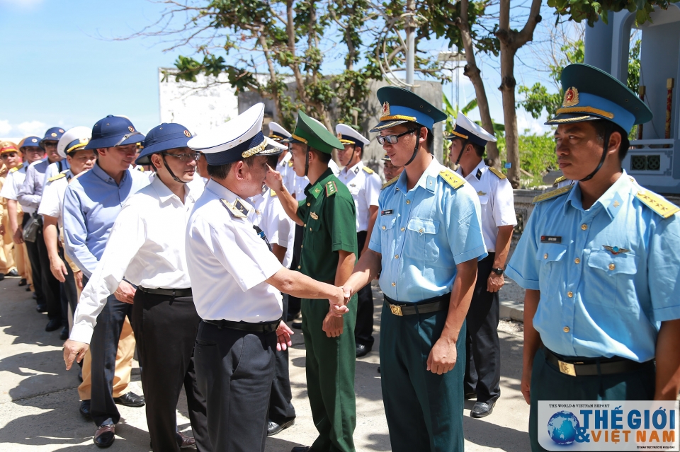 kieu bao va dai bieu doan cong tac so 10 tri an chien sy dong bao o truong sa