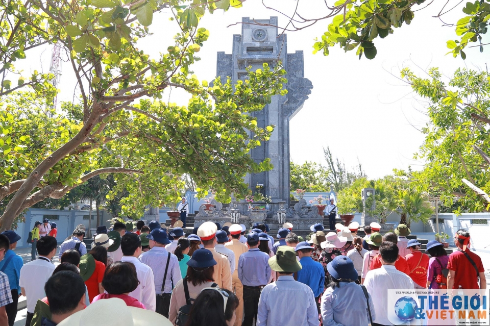 kieu bao va dai bieu doan cong tac so 10 tri an chien sy dong bao o truong sa