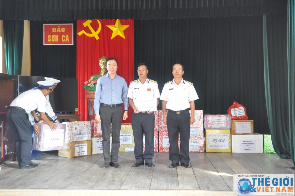 kieu bao va dai bieu doan cong tac so 10 tri an chien sy dong bao o truong sa