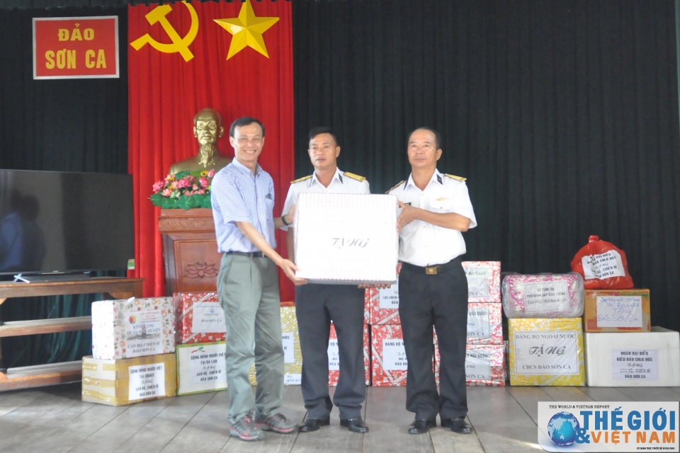 kieu bao va dai bieu doan cong tac so 10 tri an chien sy dong bao o truong sa