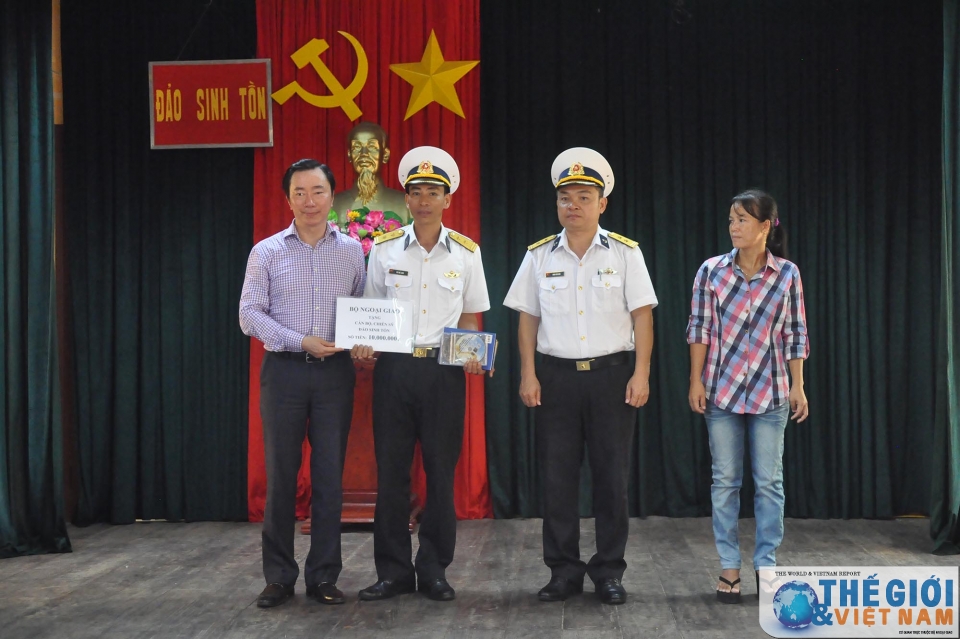 kieu bao va dai bieu doan cong tac so 10 tri an chien sy dong bao o truong sa