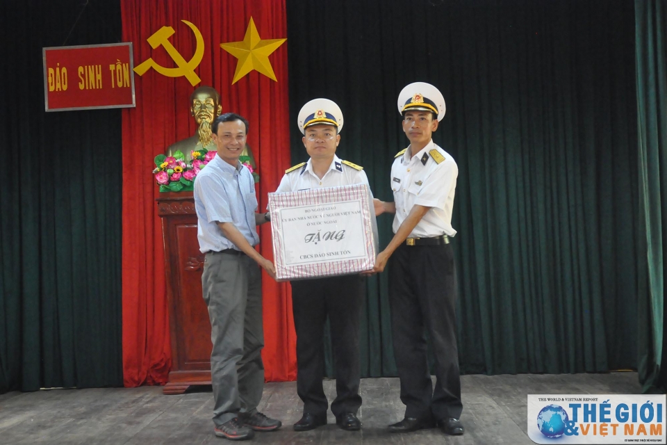 kieu bao va dai bieu doan cong tac so 10 tri an chien sy dong bao o truong sa