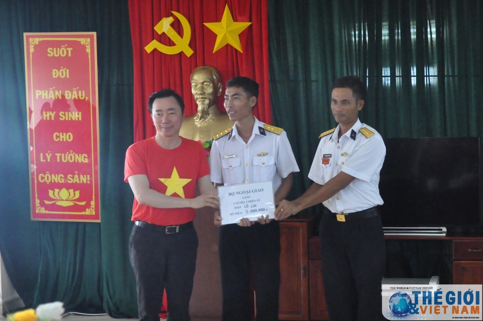 kieu bao va dai bieu doan cong tac so 10 tri an chien sy dong bao o truong sa